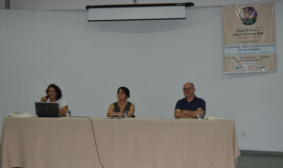 Mesa de abertura- da esquerda para a direita: Tânia. Danielle e Giovani imagem sem descrição.